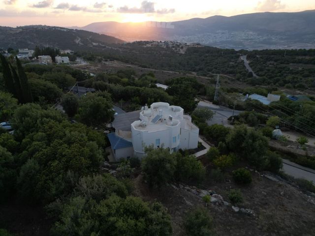 אחוזה פרטית בכמון — מבט רחפן בשקיעה
